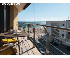 Ático en 1º línea con solárium, preciosas vistas y licencia turística.
