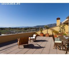 Ático en 1º línea con solárium, preciosas vistas y licencia turística.