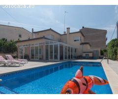 Casa grande con piscina, garaje en lote de esquina en zona tranquila