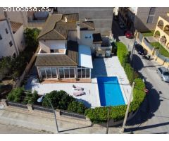 Casa grande con piscina, garaje en lote de esquina en zona tranquila