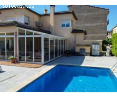 Casa grande con piscina, garaje en lote de esquina en zona tranquila