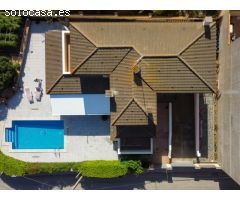 Casa grande con piscina, garaje en lote de esquina en zona tranquila