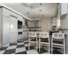 Casa grande con piscina, garaje en lote de esquina en zona tranquila