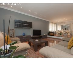 Casa grande con piscina, garaje en lote de esquina en zona tranquila