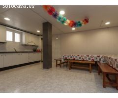 Casa grande con piscina, garaje en lote de esquina en zona tranquila