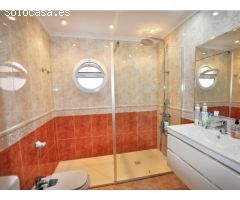Casa grande con piscina, garaje en lote de esquina en zona tranquila