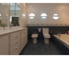 Casa grande con piscina, garaje en lote de esquina en zona tranquila
