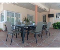 Casa grande con piscina, garaje en lote de esquina en zona tranquila