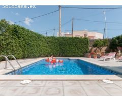 Casa grande con piscina, garaje en lote de esquina en zona tranquila