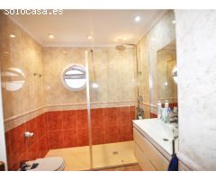 Casa grande con piscina, garaje en lote de esquina en zona tranquila
