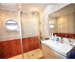 Casa grande con piscina, garaje en lote de esquina en zona tranquila