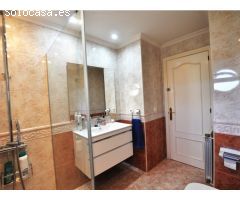 Casa grande con piscina, garaje en lote de esquina en zona tranquila