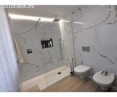 Casa grande con piscina, garaje en lote de esquina en zona tranquila