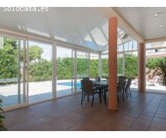 Casa grande con piscina, garaje en lote de esquina en zona tranquila