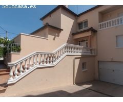 Casa grande con piscina, garaje en lote de esquina en zona tranquila