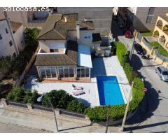 Casa grande con piscina, garaje en lote de esquina en zona tranquila