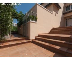 Casa grande con piscina, garaje en lote de esquina en zona tranquila