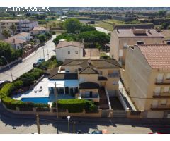 Casa grande con piscina, garaje en lote de esquina en zona tranquila