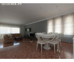 Casa grande con piscina, garaje en lote de esquina en zona tranquila