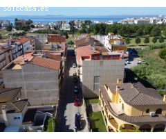 Casa grande con piscina, garaje en lote de esquina en zona tranquila