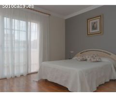 Casa grande con piscina, garaje en lote de esquina en zona tranquila