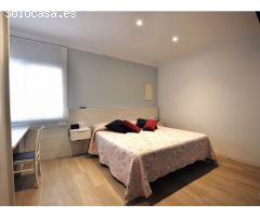 Casa grande con piscina, garaje en lote de esquina en zona tranquila