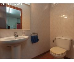 Casa grande con piscina, garaje en lote de esquina en zona tranquila