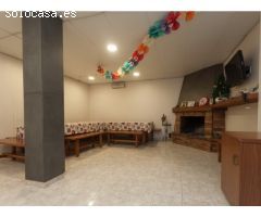 Casa grande con piscina, garaje en lote de esquina en zona tranquila