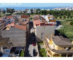 Casa grande con piscina, garaje en lote de esquina en zona tranquila