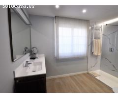 Casa grande con piscina, garaje en lote de esquina en zona tranquila