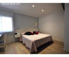 Casa grande con piscina, garaje en lote de esquina en zona tranquila