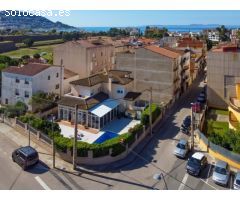 Casa grande con piscina, garaje en lote de esquina en zona tranquila