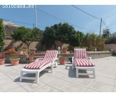 Casa grande con piscina, garaje en lote de esquina en zona tranquila