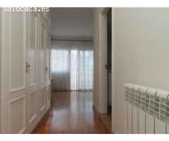 Casa grande con piscina, garaje en lote de esquina en zona tranquila