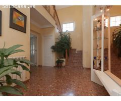 Casa grande con piscina, garaje en lote de esquina en zona tranquila