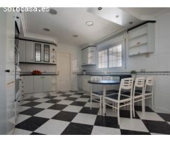 Casa grande con piscina, garaje en lote de esquina en zona tranquila