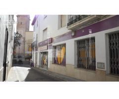 Edificio con Comercio en el centro de Oliva