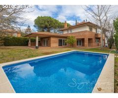 Unifamiliar a cuatro vientos con piscina en parcela esquinera en lArxiu (Sant