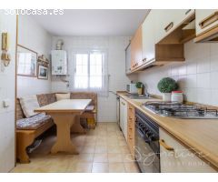 Adosada en perfecto estado de conservación con tres terrazas y zona comunitaria