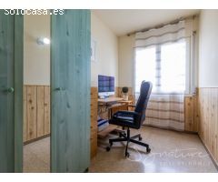 Adosada en perfecto estado de conservación con tres terrazas y zona comunitaria