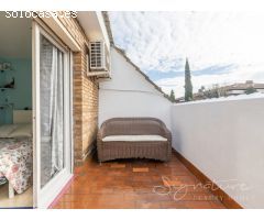 Adosada en perfecto estado de conservación con tres terrazas y zona comunitaria