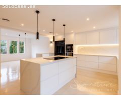 Lujosa villa a estrenar con piscina y jardín privado en Golf-Can Trabal (Sant