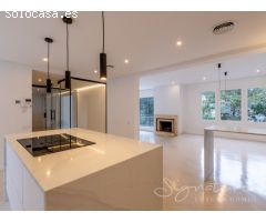 Lujosa villa a estrenar con piscina y jardín privado en Golf-Can Trabal (Sant