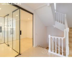 Lujosa villa a estrenar con piscina y jardín privado en Golf-Can Trabal (Sant