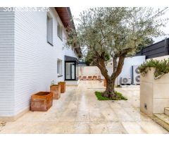 Lujosa villa a estrenar con piscina y jardín privado en Golf-Can Trabal (Sant