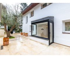 Lujosa villa a estrenar con piscina y jardín privado en Golf-Can Trabal (Sant