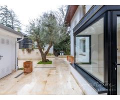 Lujosa villa a estrenar con piscina y jardín privado en Golf-Can Trabal (Sant