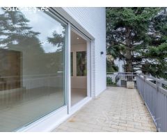 Lujosa villa a estrenar con piscina y jardín privado en Golf-Can Trabal (Sant