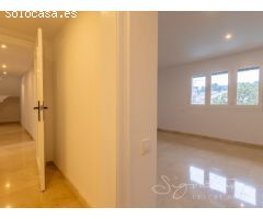 Lujosa villa a estrenar con piscina y jardín privado en Golf-Can Trabal (Sant