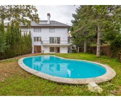 Lujosa villa a estrenar con piscina y jardín privado en Golf-Can Trabal (Sant
